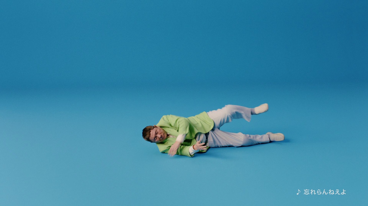 ビートたけしが出演するアンファー株式会社の新テレビCM「転ぶ」編のワンシーン。