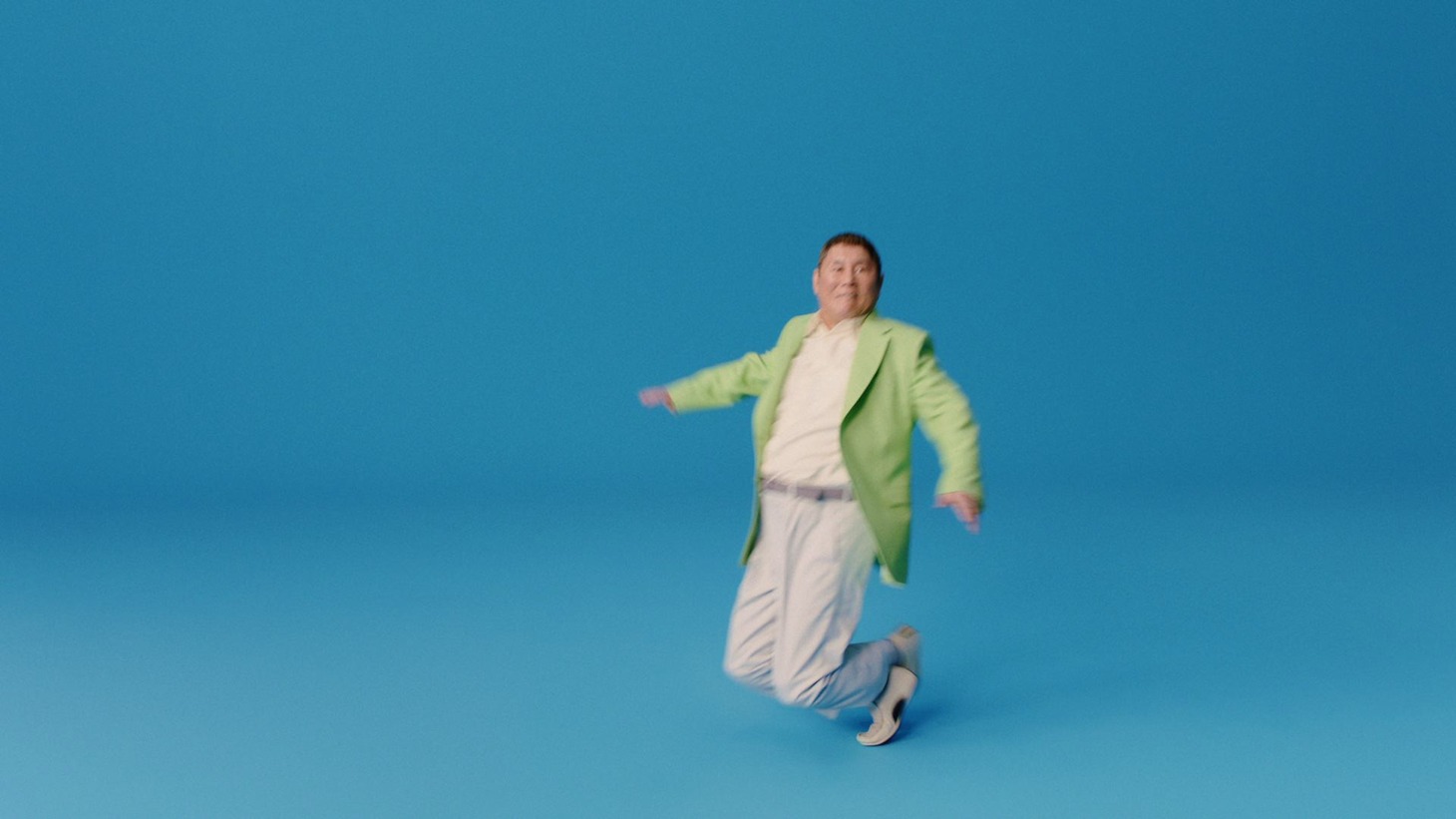 ビートたけしが出演するアンファー株式会社の新テレビCM「転ぶ」編のワンシーン。