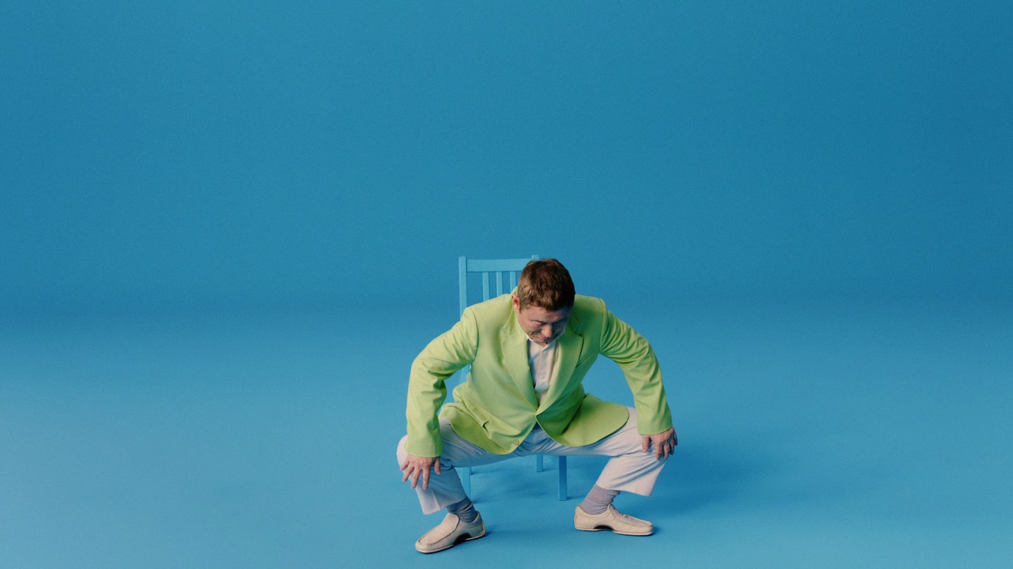 ビートたけしが出演するアンファー株式会社の新テレビCM「転ぶ」編のワンシーン。