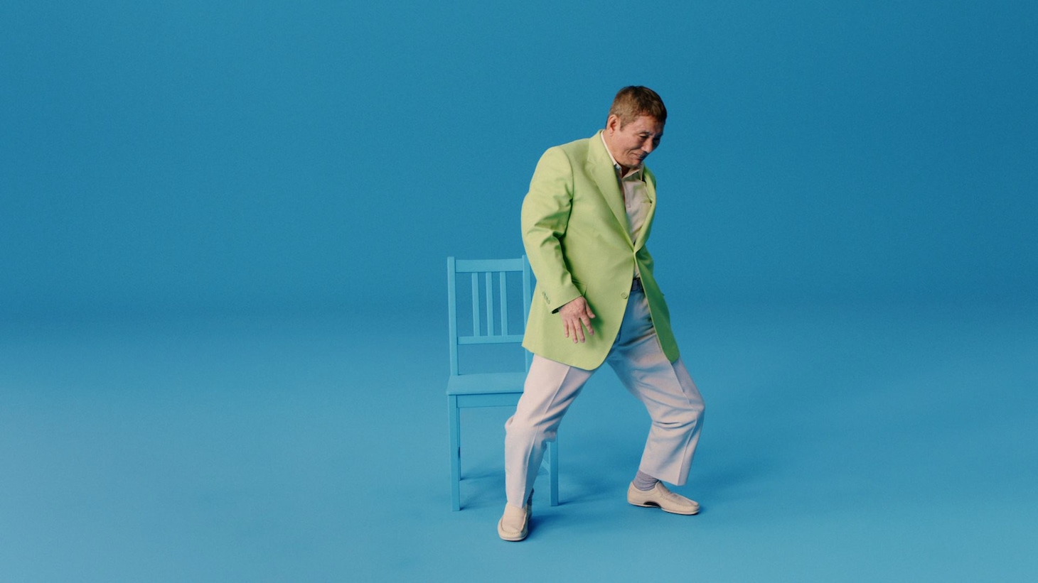 ビートたけしが出演するアンファー株式会社の新テレビCM「転ぶ」編のワンシーン。