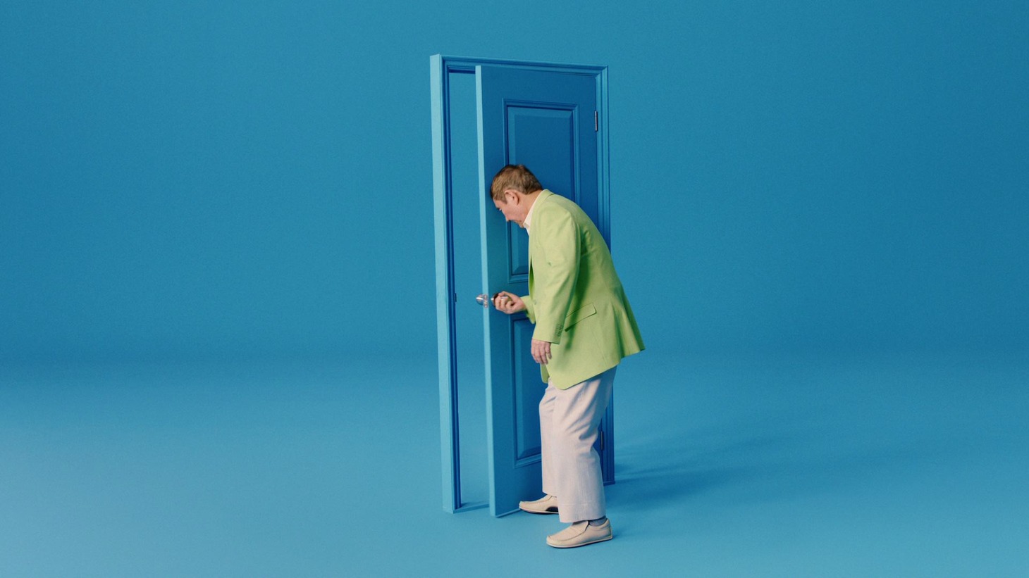 ビートたけしが出演するアンファー株式会社の新テレビCM「転ぶ」編のワンシーン。