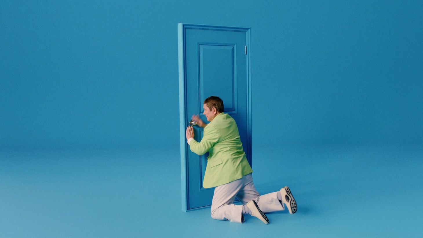 ビートたけしが出演するアンファー株式会社の新テレビCM「転ぶ」編のワンシーン。