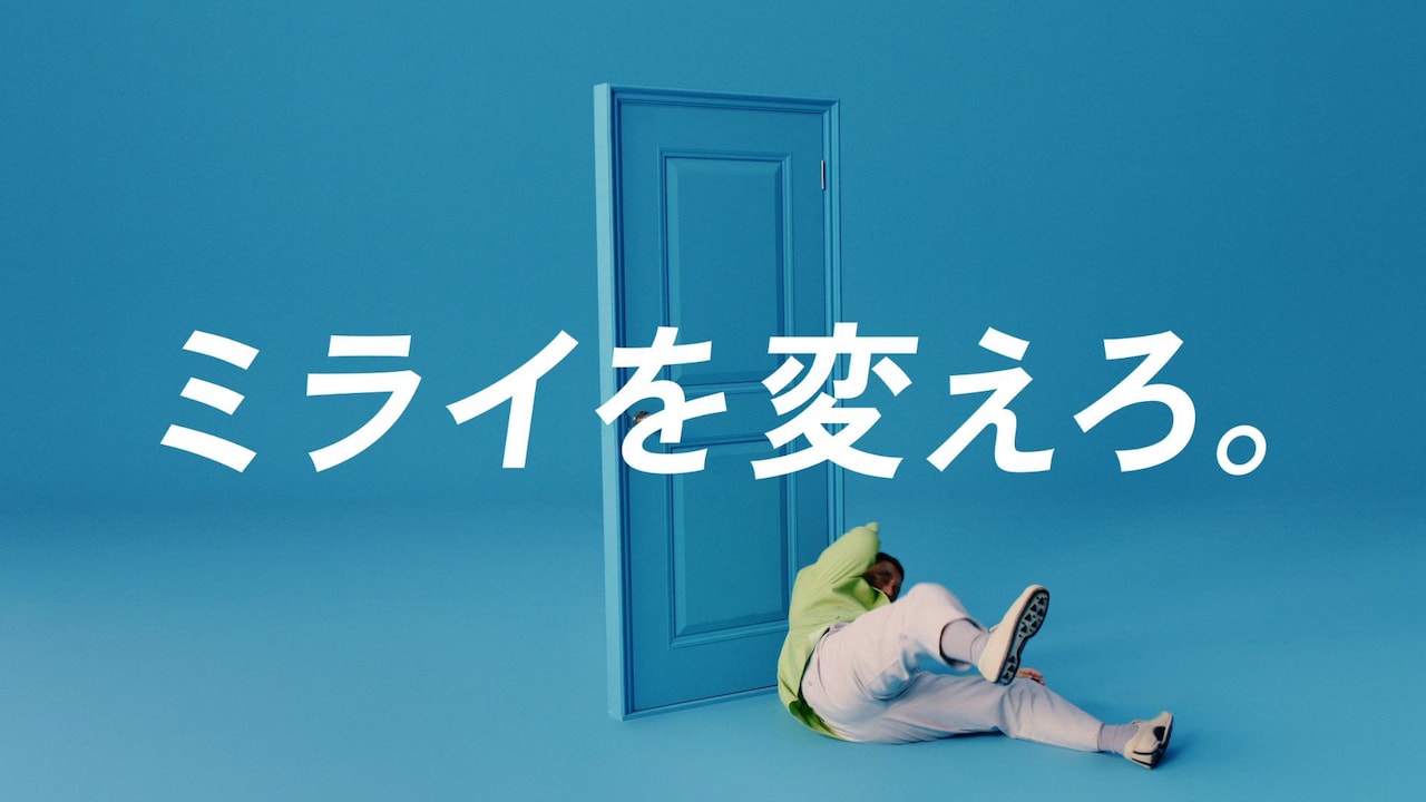 ビートたけしが出演するアンファー株式会社の新テレビCM「転ぶ」編のワンシーン。