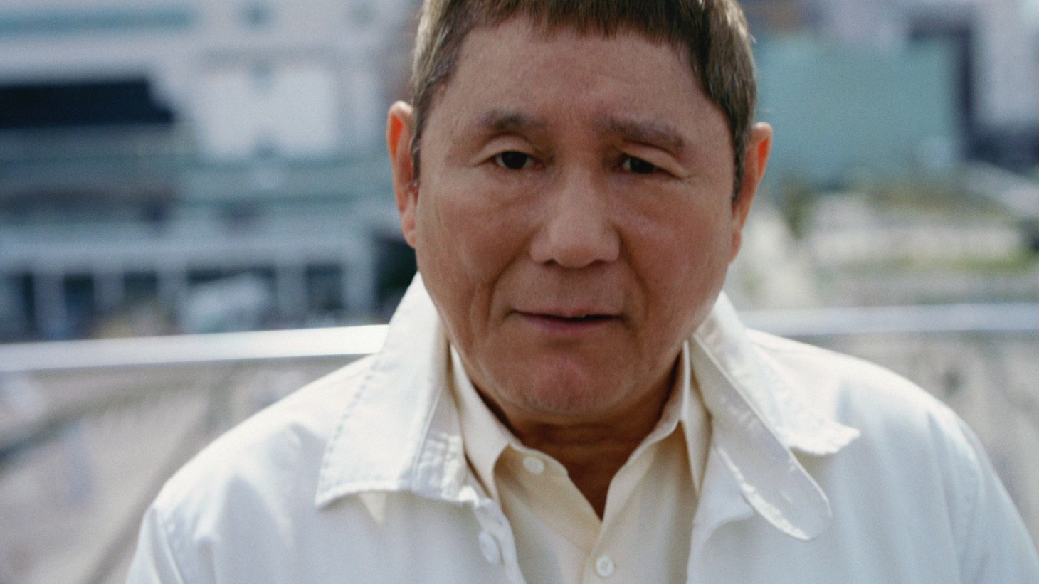 ビートたけしが出演するアンファー株式会社の新テレビCM「歩く」編のワンシーン。