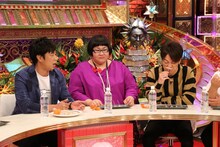 （左から）パンサー尾形、メイプル超合金・安藤なつ、陣内智則。(c)関西テレビ