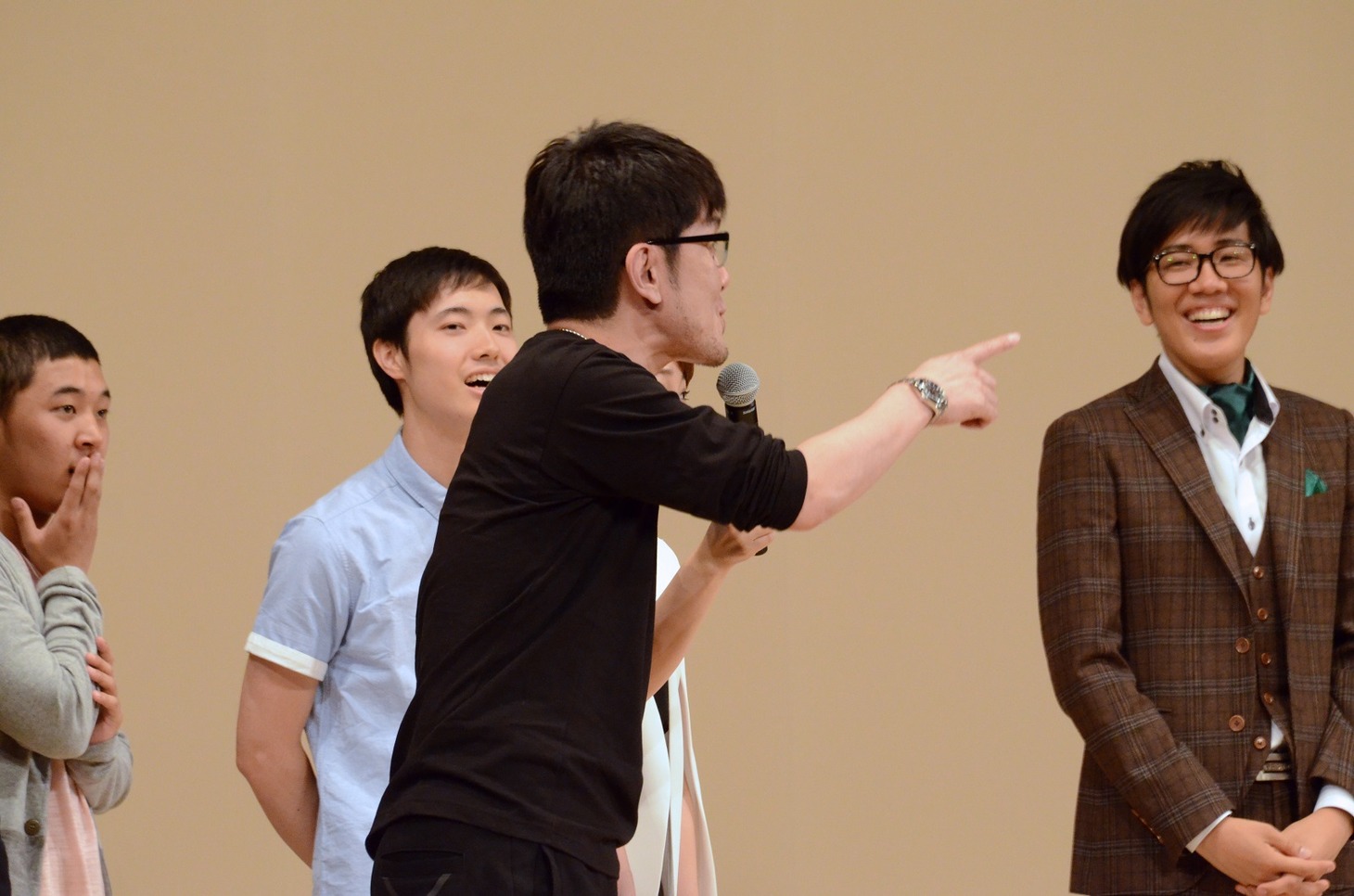 ステージ上に登場した土田晃之。