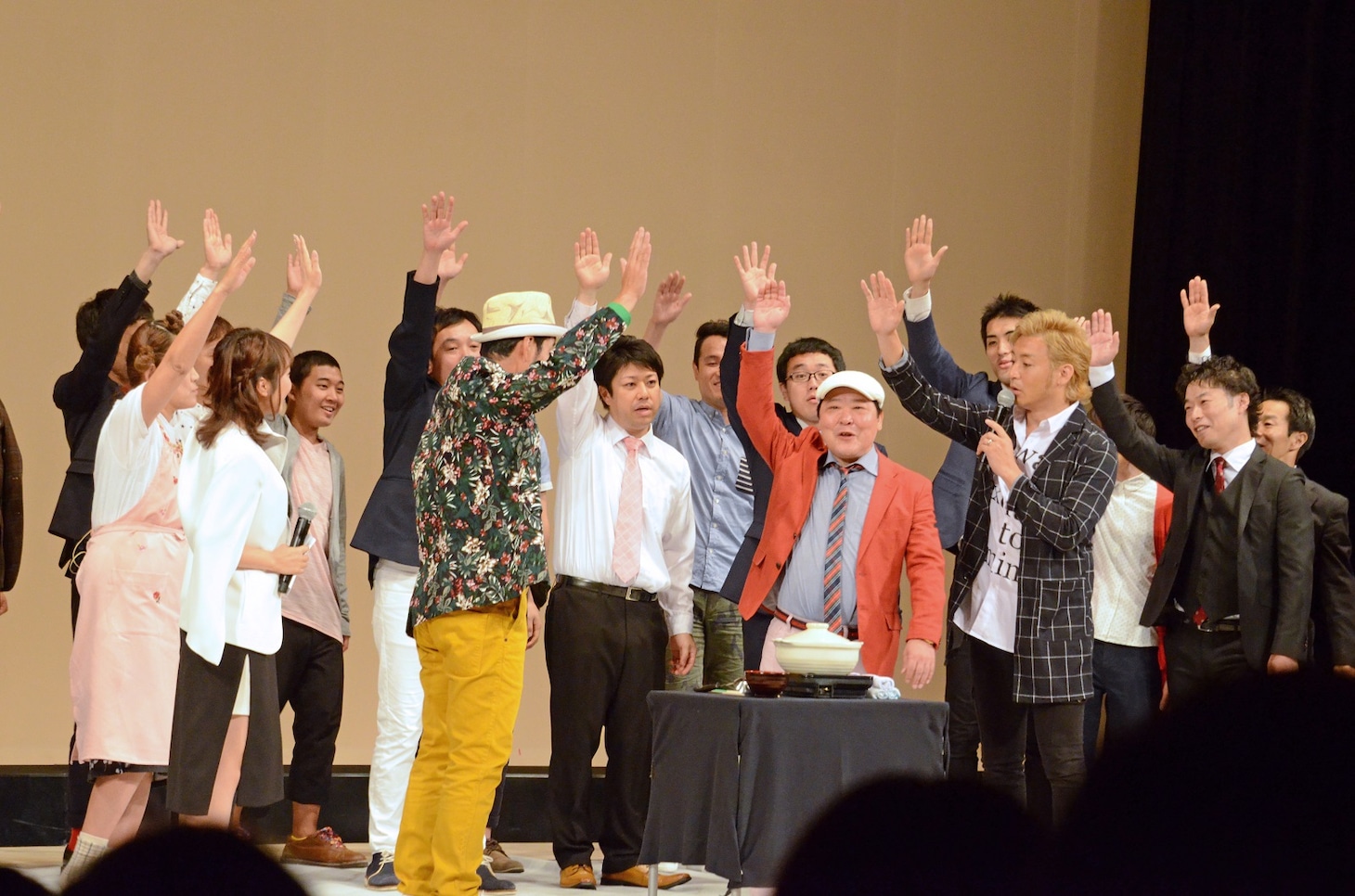 おでん芸をする一同。