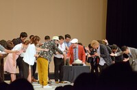 おでん芸をする一同。