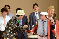 熱々のおでんを食べさせられるダチョウ倶楽部・上島。