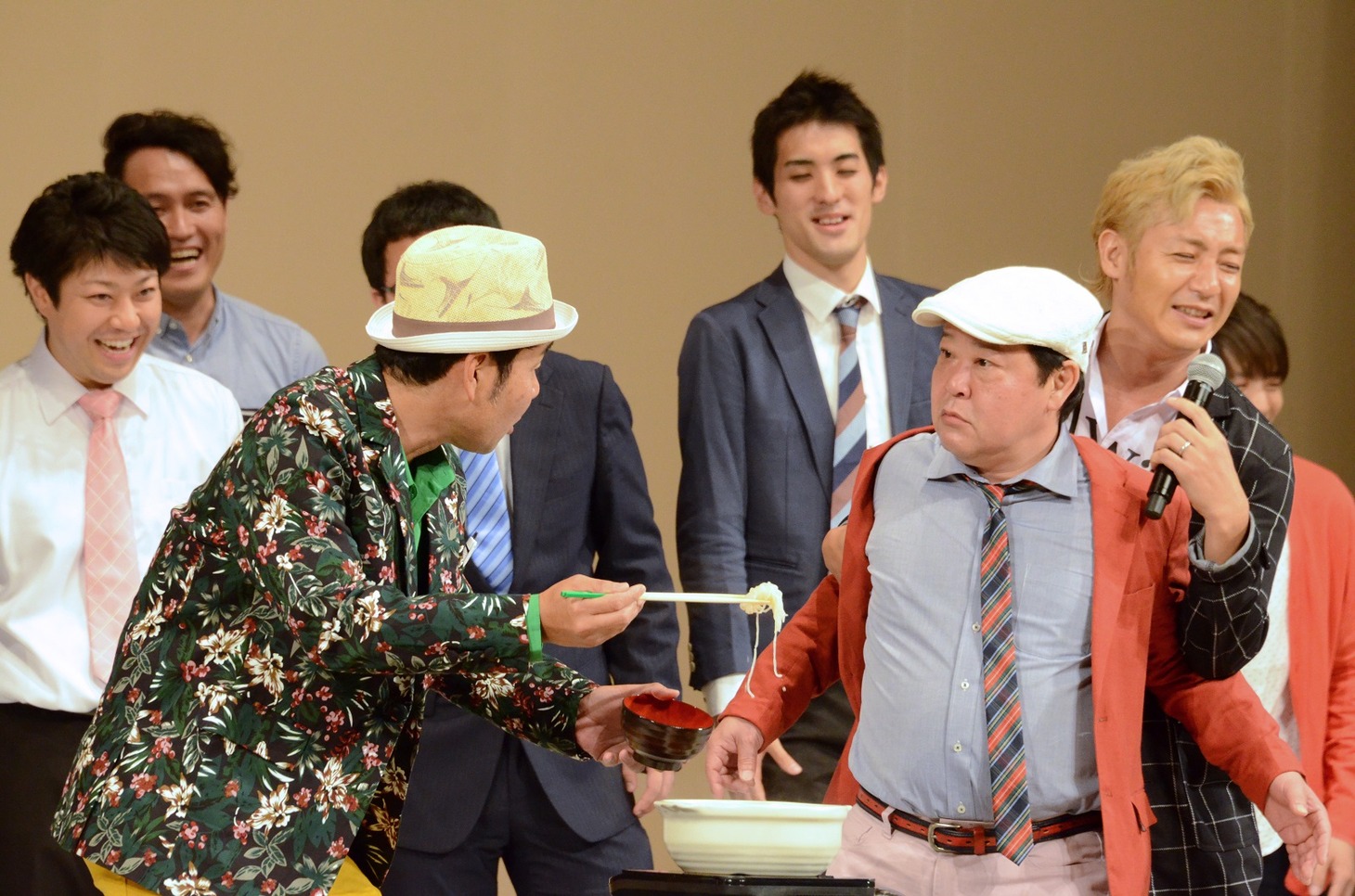 熱々のおでんを食べさせられるダチョウ倶楽部・上島。