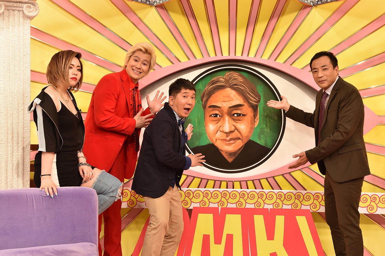 細野晴臣の魅力を語るナイツ塙（右端）。