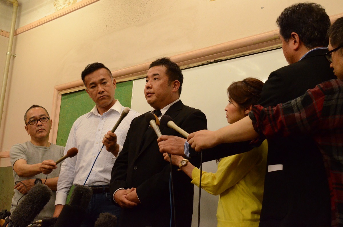 謝罪会見を行うインパルス堤下（中央）。