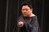 マツコ・デラックスのモノマネを披露する北条ふとし。