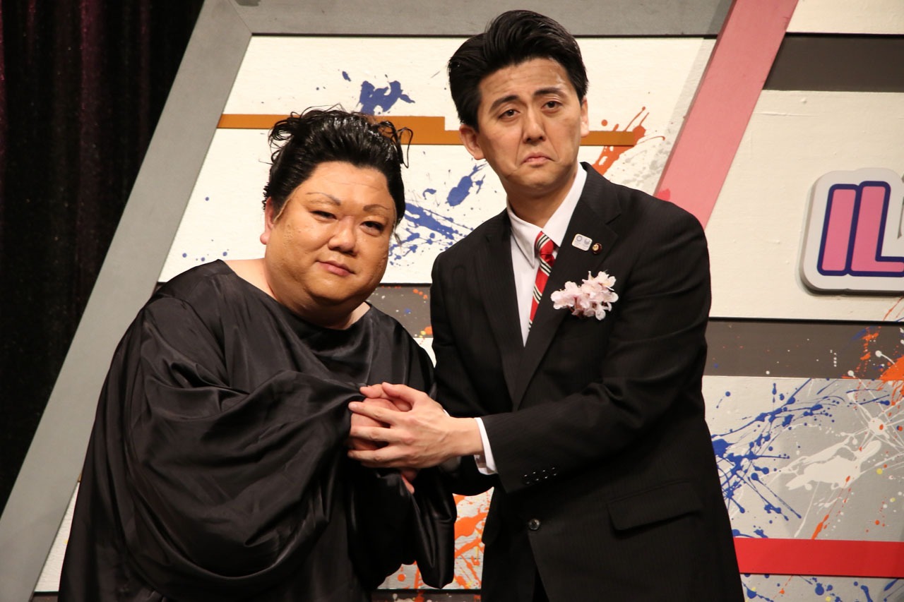 北条ふとし扮するマツコ・デラックスとビスケッティ佐竹扮するアベ総理。