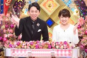 左から有吉弘行、尾崎里紗アナウンサー。(c)日本テレビ