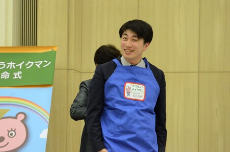 エプロンの紐を結んでもらい、「都知事が締めてくれてる！」と喜ぶランパンプス寺内。