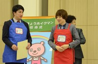 エプロンの紐を結んでもらうランパンプス小林。緊張から「はあー」とため息を漏らす。