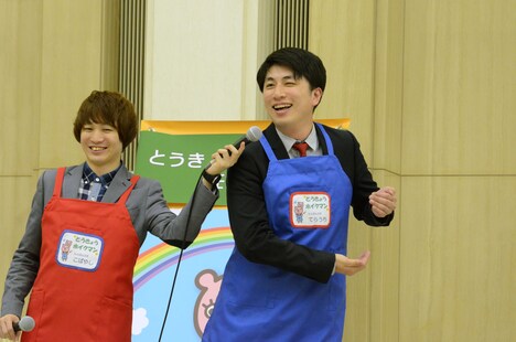 自ら考案した「とうきょうホイクマン」のポーズを披露するランパンプス寺内。