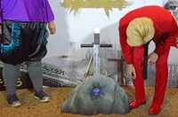 聖剣が刺さった岩をイメージした背筋力測定器。