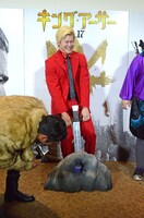 背筋力を測るメイプル超合金・カズレーザー。