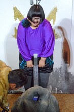 背筋力を測るメイプル超合金・安藤なつ。