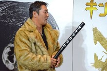 エクスカリバーをイメージしたバット「エケツカリバー」を持つ元木大介。