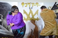 ケツバットを食らうメイプル超合金・安藤（左）。