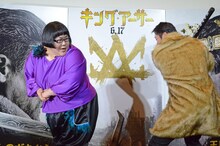 ケツバットを食らうメイプル超合金・安藤なつ（左）。