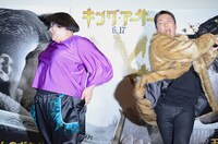 ケツバットを食らうメイプル超合金・安藤（左）。