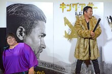 ケツバットを食らったメイプル超合金・安藤なつ（左）。