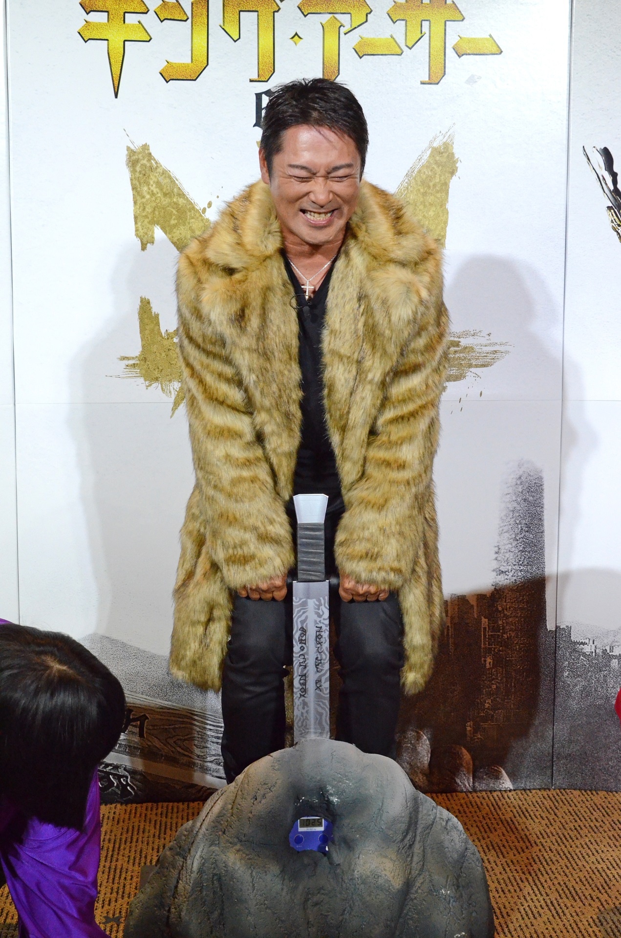 背筋力を測る元木大介。