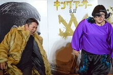 ケツバットを食らった元木大介（左）。