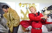 メイプル超合金・カズレーザー（右）からのケツバットを食らう元木大介（左）。