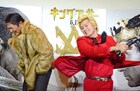 「キング・アーサー」イベントでカズレーザーが強烈なケツバット披露