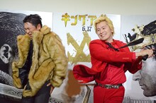 メイプル超合金・カズレーザー（右）からのケツバットを食らう元木大介（左）。