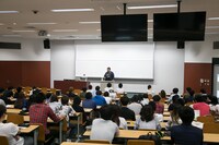 ミサイルマン西代による特別講義の様子。