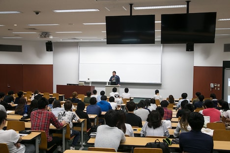 ミサイルマン西代による特別講義の様子。