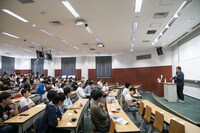 ミサイルマン西代による特別講義の様子。