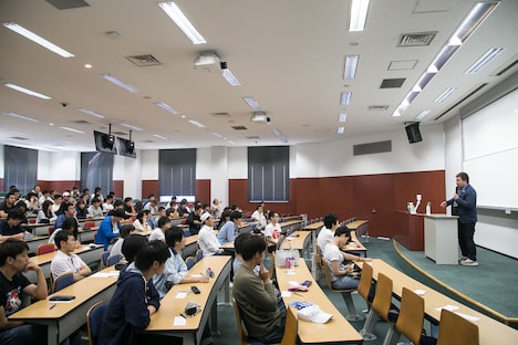 ミサイルマン西代による特別講義の様子。