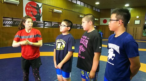 吉田沙保里選手（左端）とキッズたち。(c)テレビ朝日