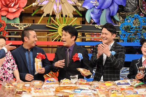 千鳥と坂上忍（中央）。(c)ABC