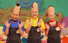 左から千鳥、かたせ梨乃。