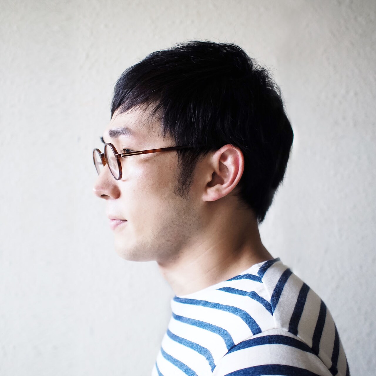 シソンヌじろうが女性の写真眺めて綴る、故郷に帰るあの子たちの妄想物語