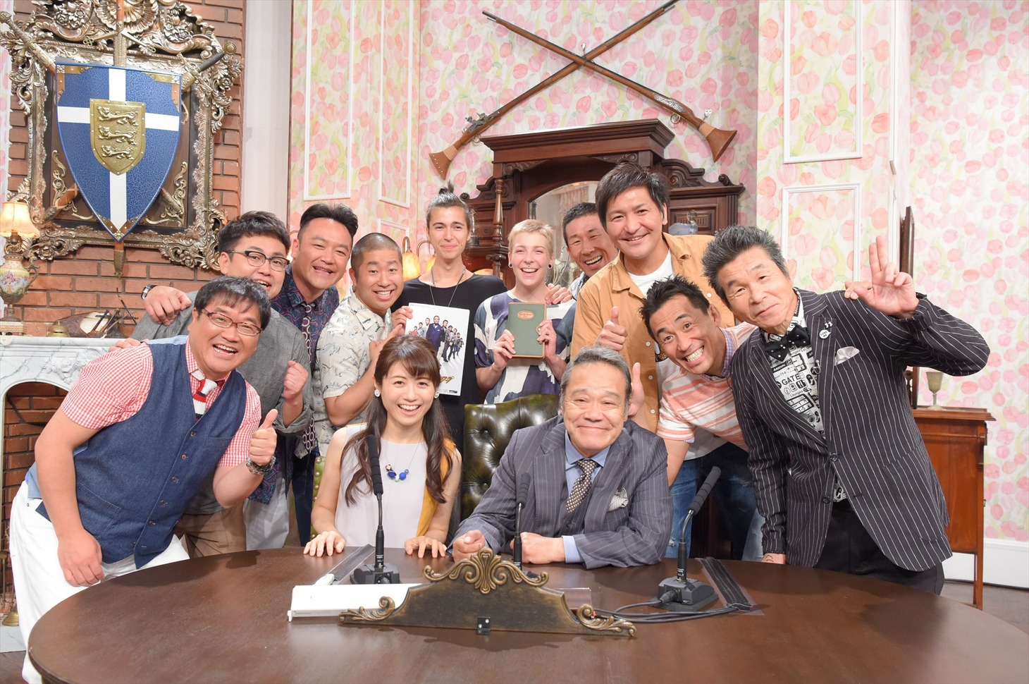 番組ファンのドイツ人カップル（後方中央）を迎える「探偵！ナイトスクープ」の出演者たち。(c)ABC