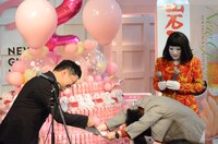 岩下の新生姜ミュージアム1日館長の委嘱状を受け取る細貝さん。