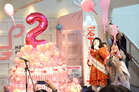 ピンク色の風船を飛ばして岩下の新生姜ミュージアム2周年を祝う。