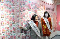 岩下の新生姜ミュージアムを案内する日本エレキテル連合。