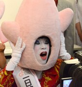 取材に来ていたテレビカメラにアピールする朱美ちゃん。