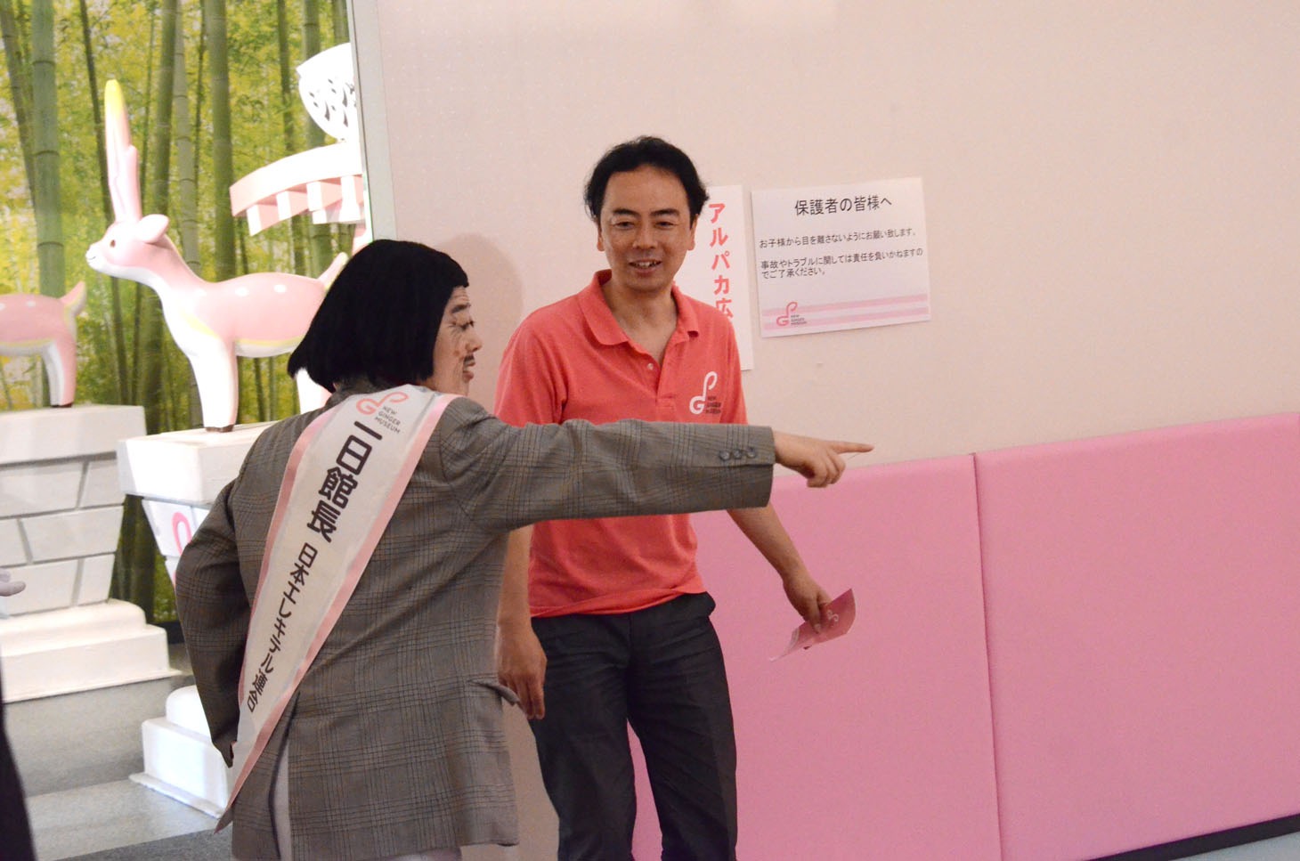 ミュージアムスタッフに指示を出す1日館長の細貝さん。