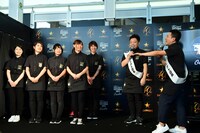 スタッフを並べて“朝礼”を始めるダイアン。